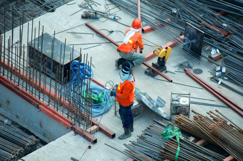Bauarbeiter bei Arbeiten an einer Betondecke