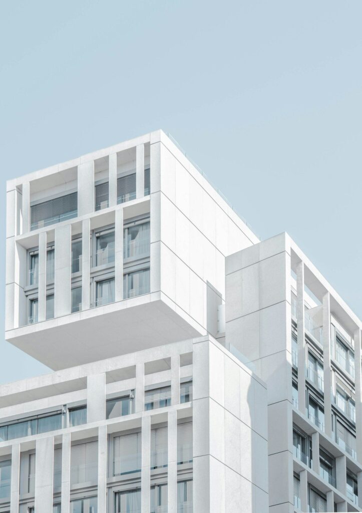 Wohngebäude mit durchgehenden Balkonen und heller Fassade